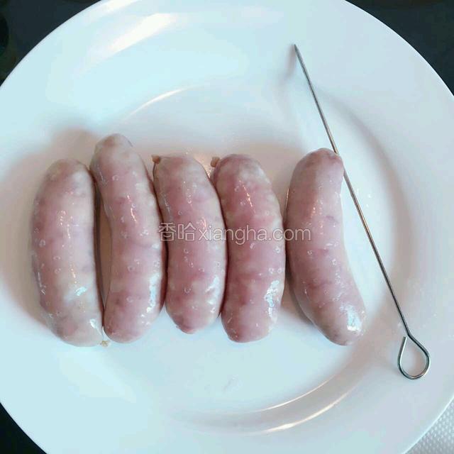 彻底解冻香肠后扎小孔