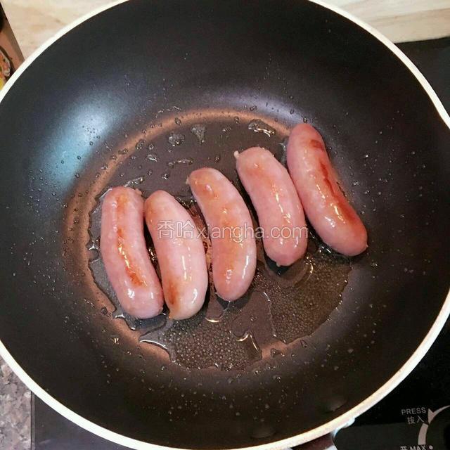 中小火香煎香肠一面