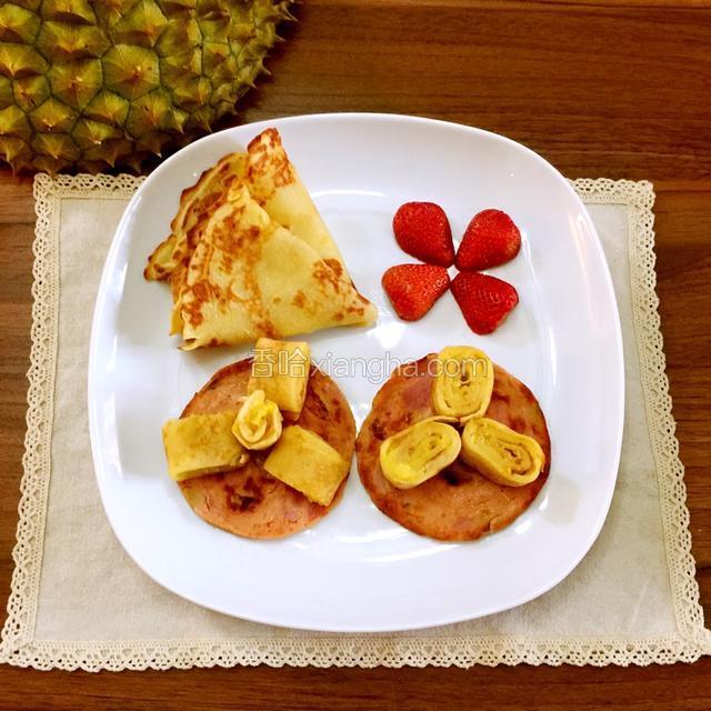 草莓旁边的是【榴莲饼】，火腿上的是【榴莲夹心卷】
一饼两吃，完美