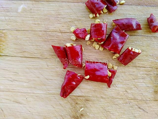 红椒切三段备用