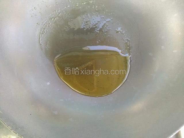 锅里放少许油