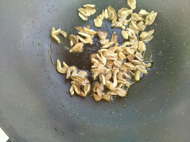 核桃仁清泡一下，放锅里炒熟装碗里备用
