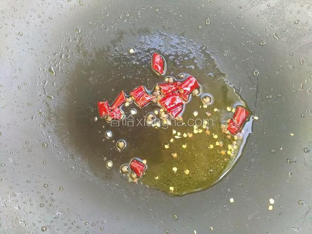 在把花椒和红椒炒香