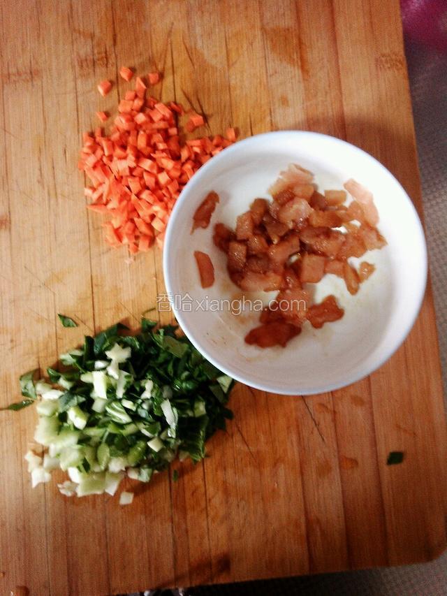 准备好鸡胸肉，胡萝卜，油菜！全部切丁，鸡胸肉放一个碗里，放适量酱油，盐，胡椒粉腌制十分钟