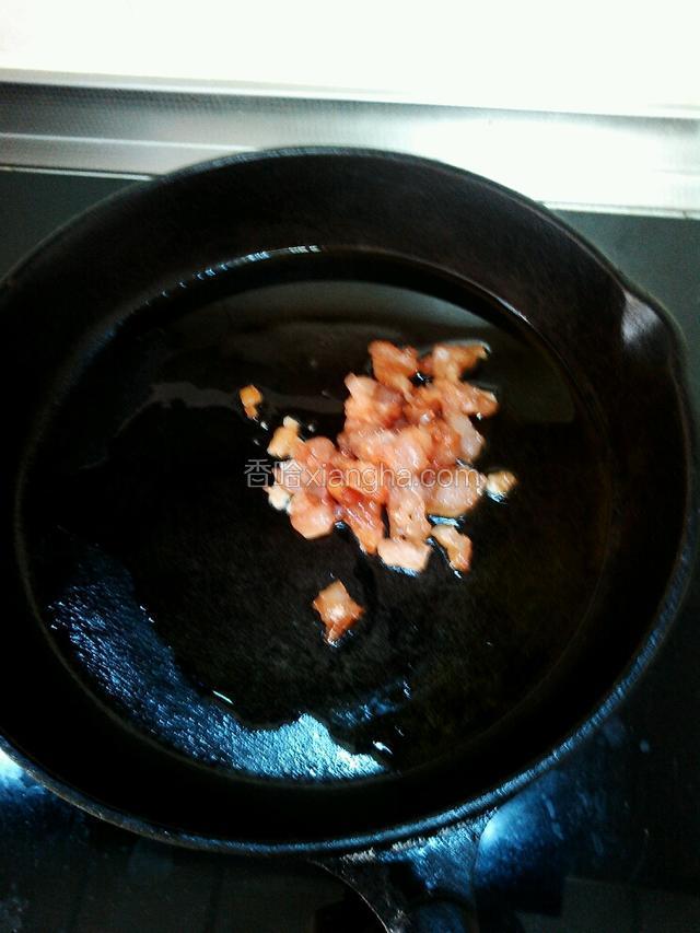 热锅放油，油七八成热加入腌制好的鸡胸肉丁，炒两分钟