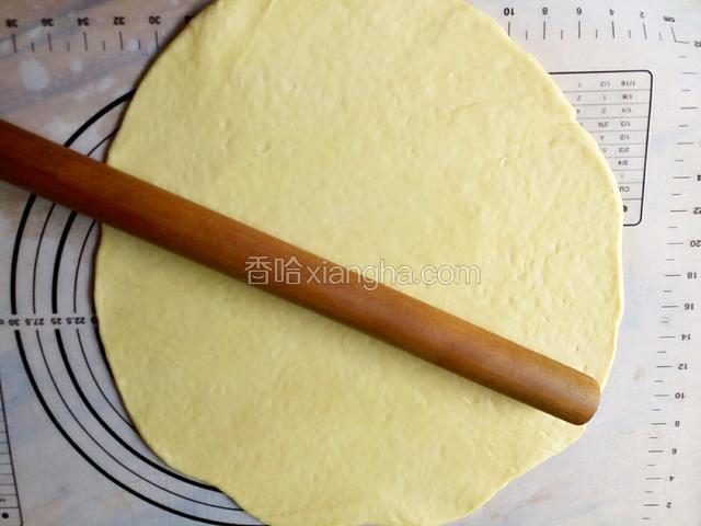揉几分钟给面团排气，取一部分面团擀成厚约一厘米的薄片。（面粉揉的少就直接擀，我做的量多所以分割成两块面团来操作）