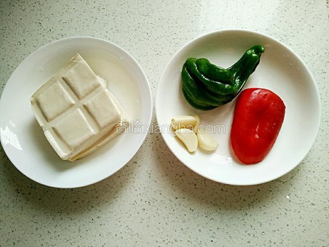 豆腐、青椒、红椒、蒜洗净。
