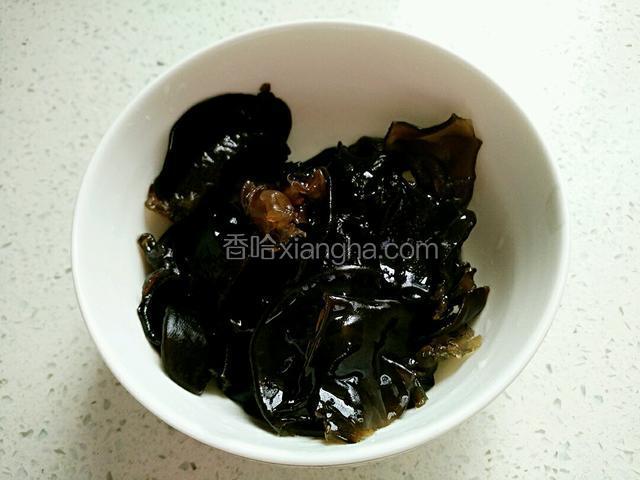 木耳提前泡发洗净，撕小块。