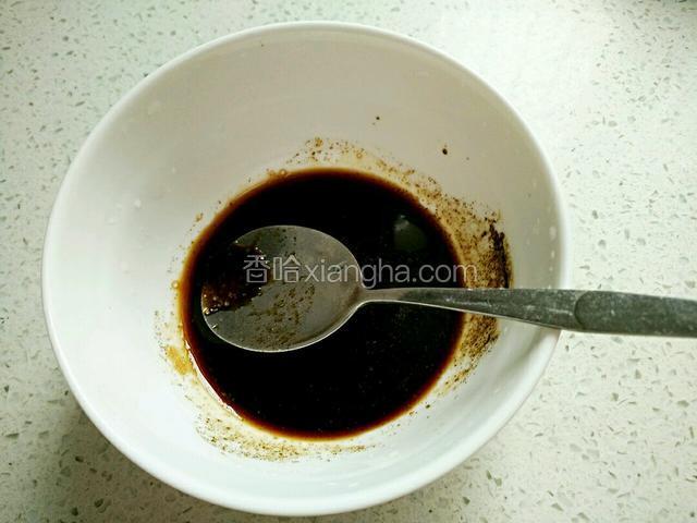 取一净碗加入生抽、白糖、胡椒粉。