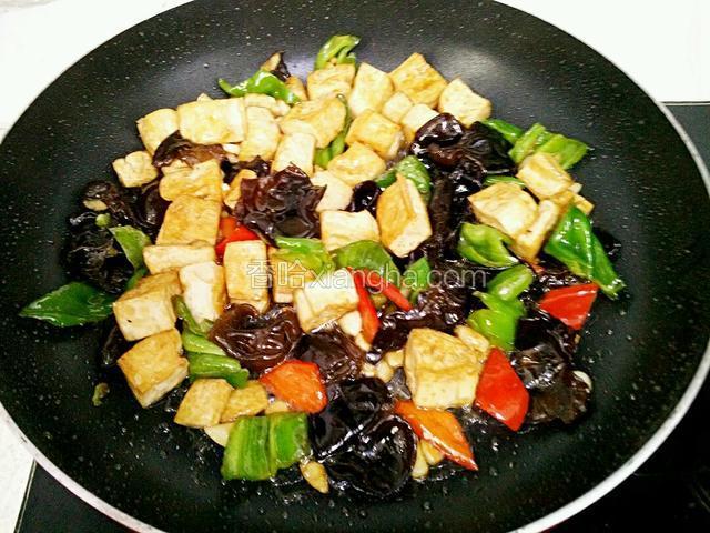 倒入豆腐、调味汁翻炒均匀。