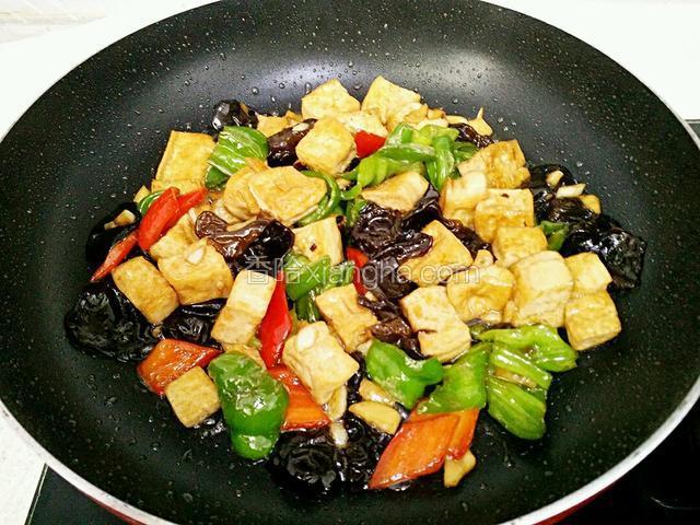 加盐、味精炒匀。