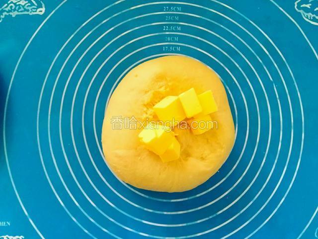 揉成均匀光滑的团后包入黄油。