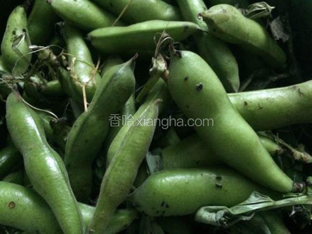 将蚕豆去豆荚，然后再剥出豆瓣