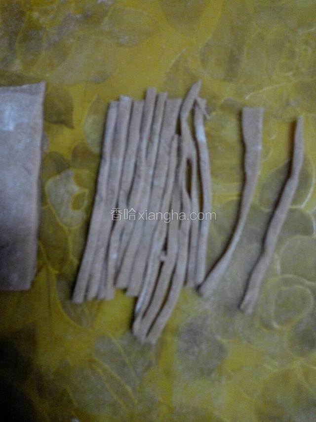 把巧克力面团擀成薄片，然后切成细条状备用，做kitty的胡须。