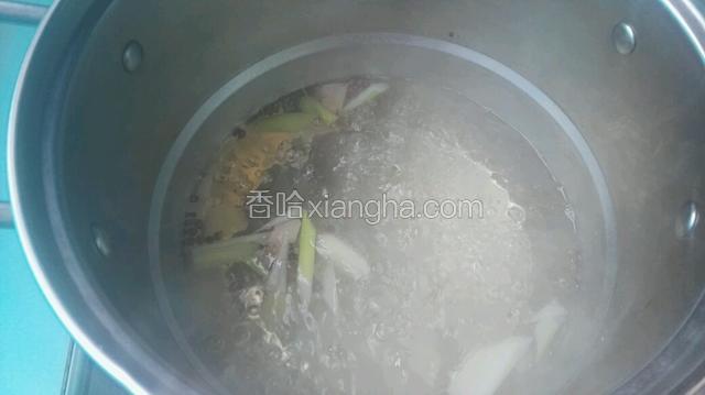 坐锅加水、葱段、姜片、花椒粒大火烧开后，继续再烧2分钟。