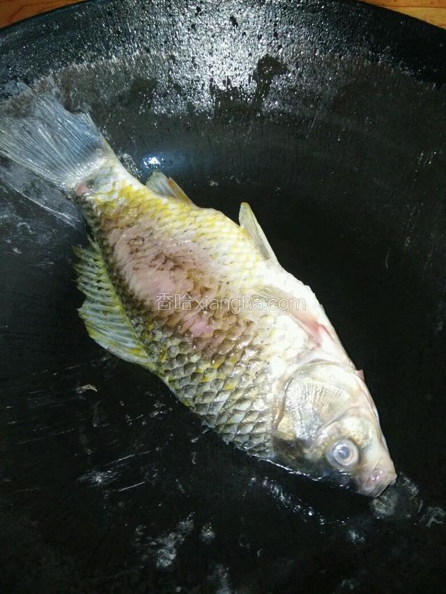 开火，锅里放油（一点就可以）油8成热时放入鱼两面煎一下。