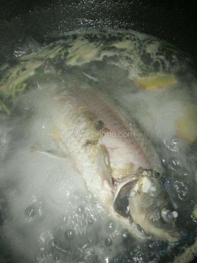 煎好后，锅内放开水，放入香葱姜片！