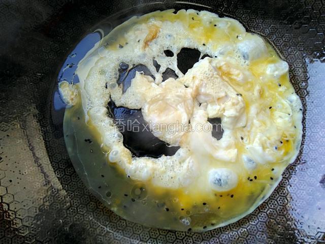 用筷子快速滑炒打散蛋液。