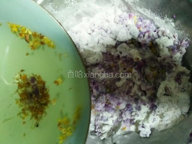 把开水和桂花水加入，边加边搅拌。