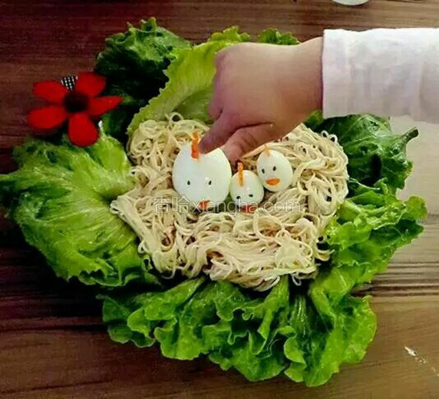 将蔬菜摆在盘子周围，小鸡造型的蛋摆在面条中间
我家宝宝说大的是鸡妈妈，哈哈