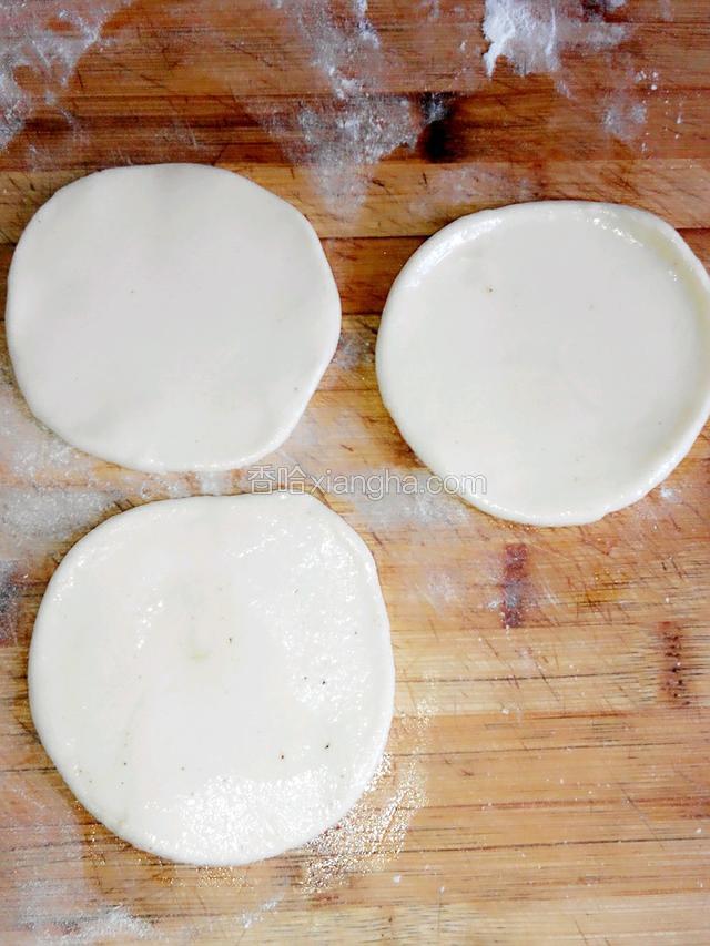 3个饼稍微擀开，表面刷油