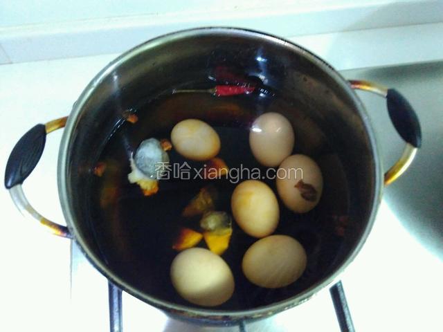 锅里放水，鸡蛋，红椒，八角，姜，茶叶，冰糖，生抽，老抽，盐大火烧开