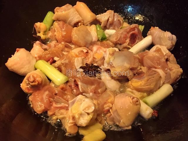 加入鸡腿肉翻炒片刻
