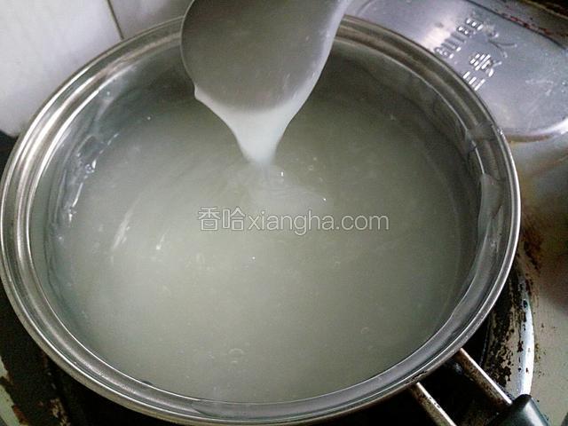 小火加热，不停搅拌至面糊变粘稠且透明，舀起面糊呈片流动即可，关火。
（这里建议你们用蛋抽搅拌，更细腻，就是手动打蛋器。）