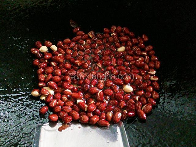 锅中倒入少许油烧热，倒入花生米小火炒香后捞出沥油，晾凉后变脆去皮。
或用油豆子，就是酥黄豆，酸辣粉和凉拌菜的好伴侣。