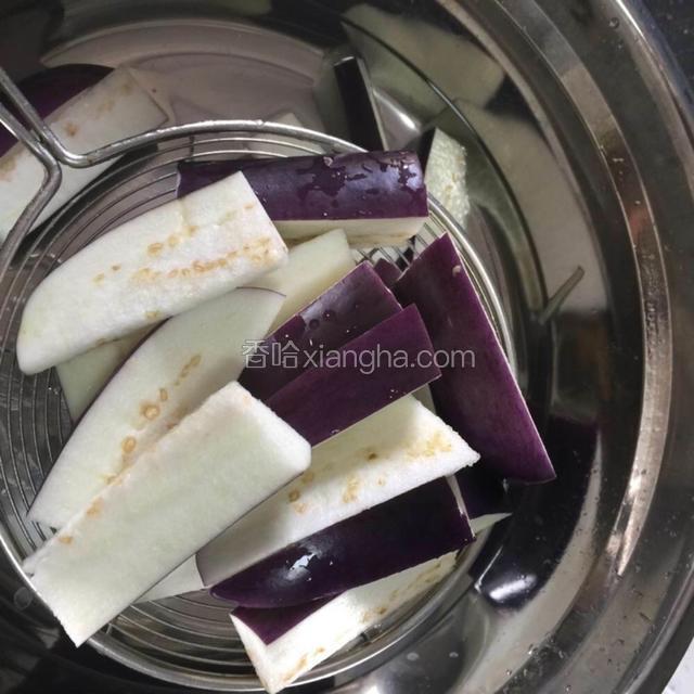 茄子切条，用冷水浸泡5分钟（一定要泡哦，茄子才能晶莹剔透又好吃）