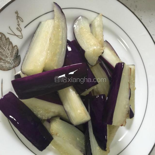 茄子条下油锅炸至表皮亮紫色，捞出备用
