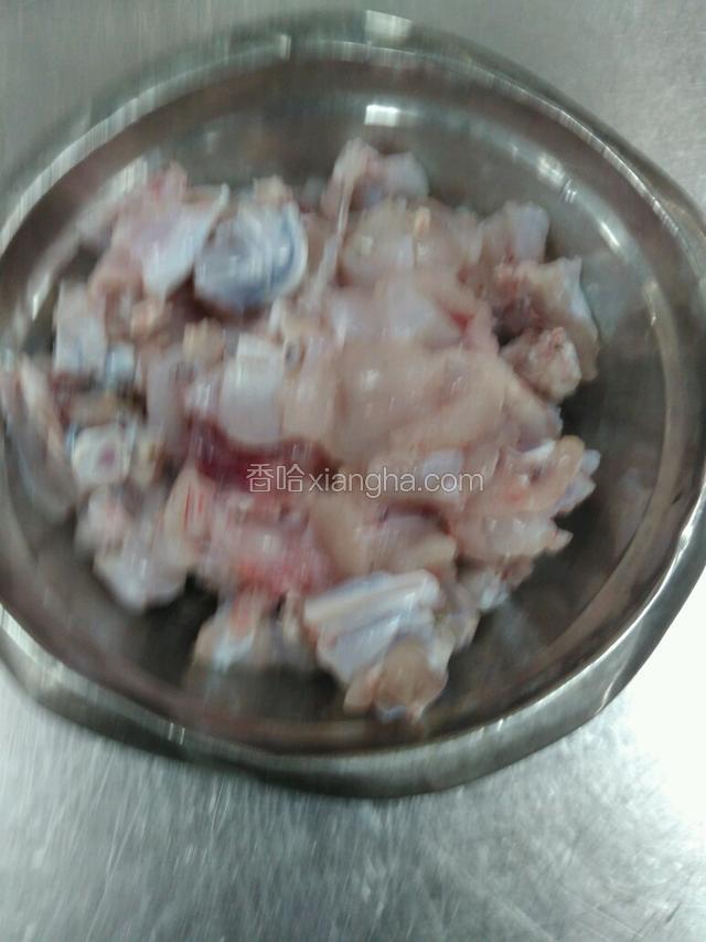 田鸡改刀成丁状
