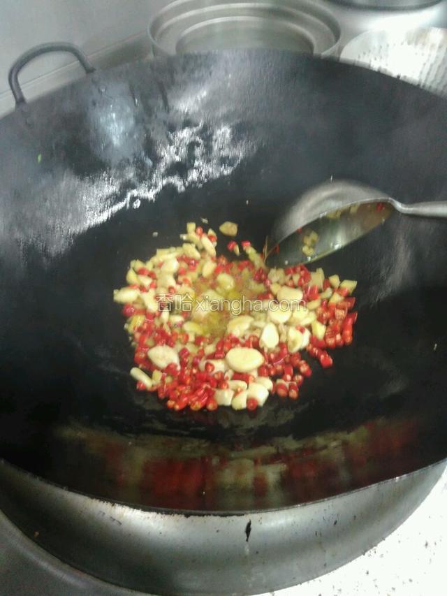 下油锅把姜蒜煸香
