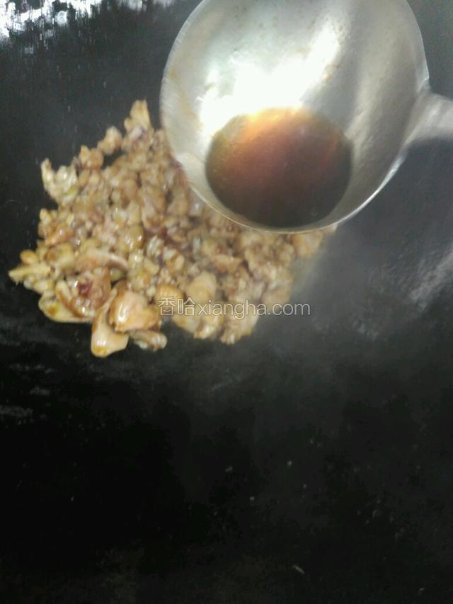 倒入调酒炒制田鸡
