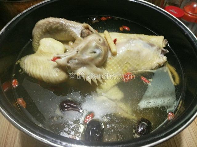 时间到，待减压阀落下，撒上枸杞，调入盐和胡椒粉，一锅金黄清亮的鸡汤就可以上桌了！