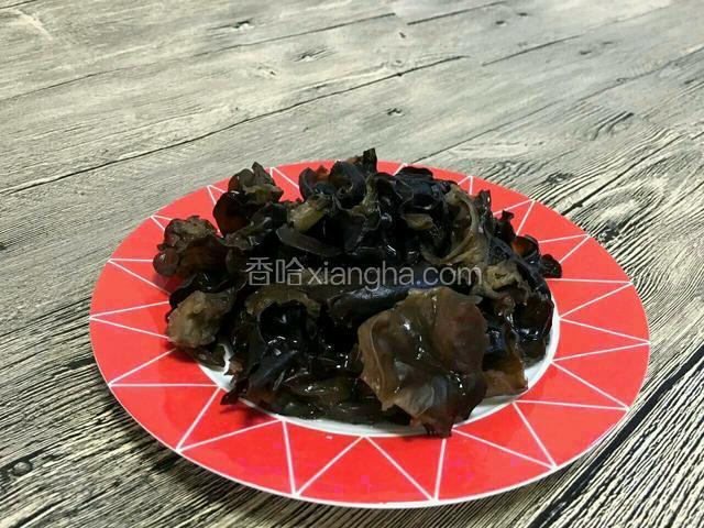 水发木耳少许，如图所示！