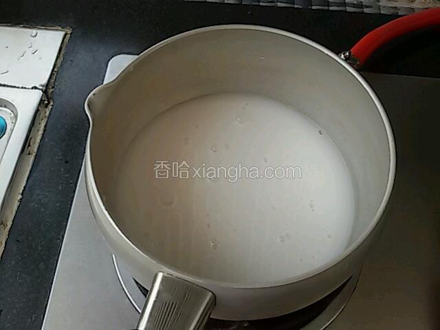 用一个奶锅，将椰浆倒进去。