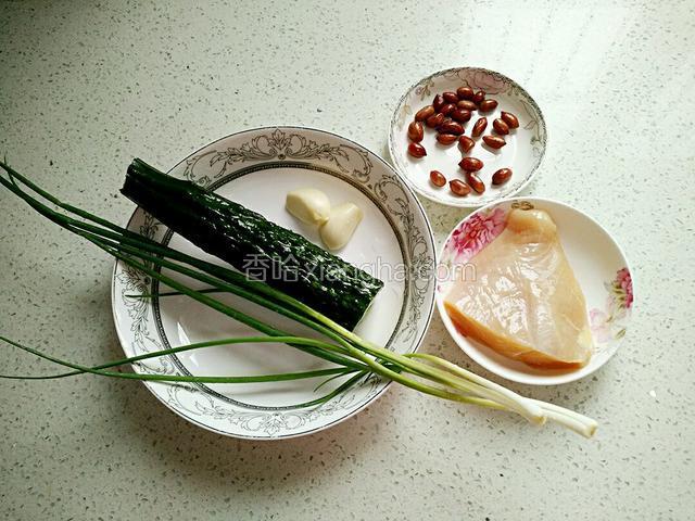 黄瓜、葱、蒜、鸡胸肉洗净，油炸米生。
