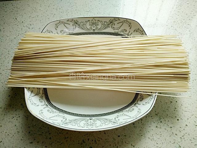 备细面条。