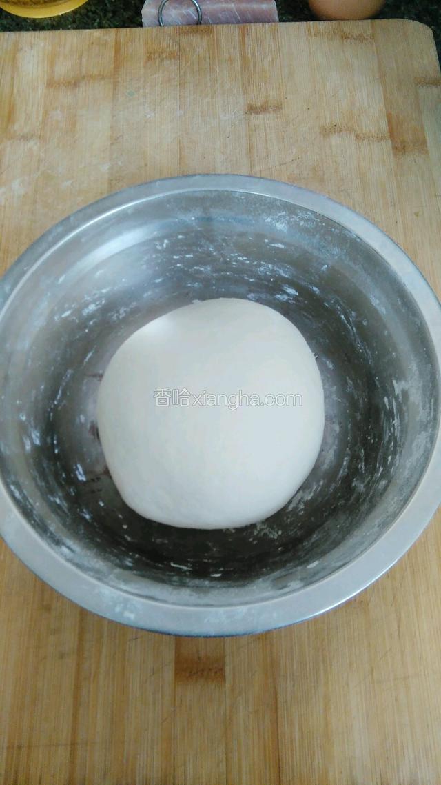 面粉加适量水和成团，盖上保鲜膜醒15分钟。