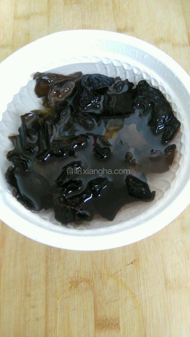 木耳放在容器内加水泡发。