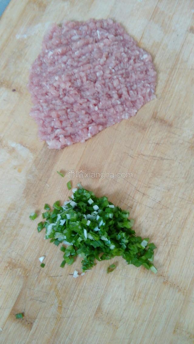 猪肉剁成馅，葱切成碎。