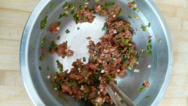 肉馅和葱花碎放入盆内，加入酱油，耗油顺时针搅动，使肉馅入味。