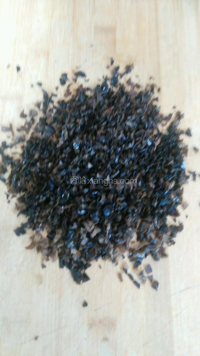 泡发好的木耳切成碎。