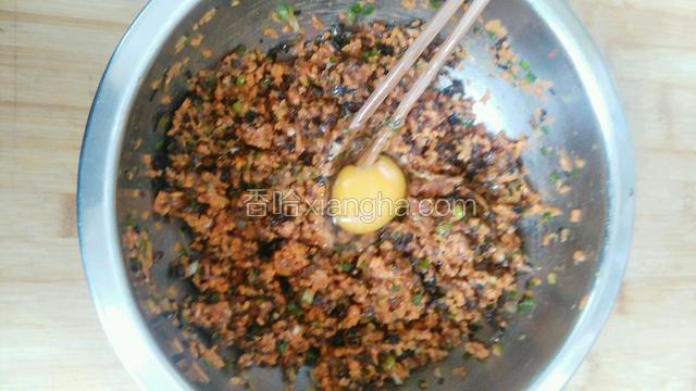 肉馅，胡萝卜，木耳，盐放一起拌匀，在打入鸡蛋，顺时针上劲。