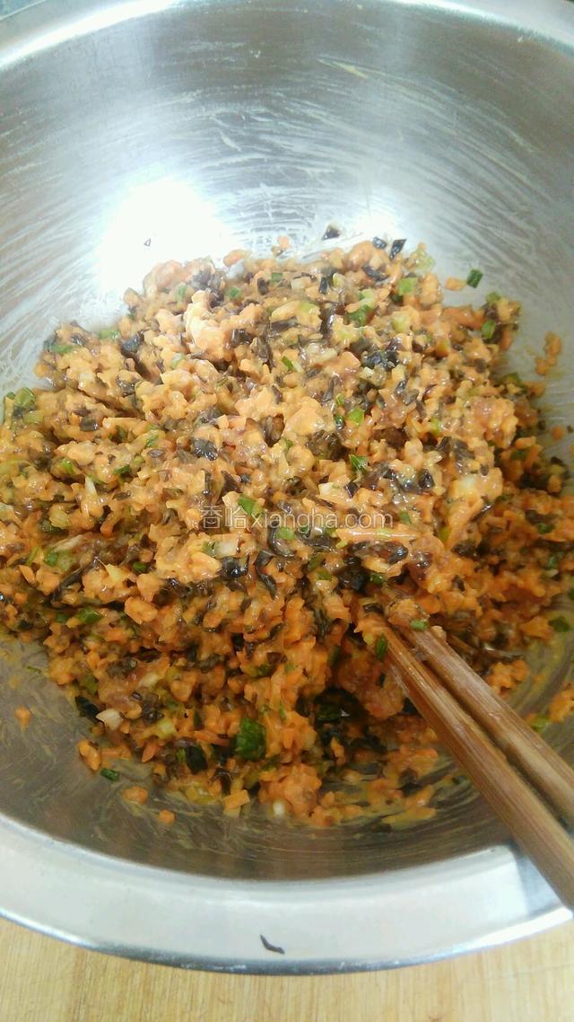 这是拌好的肉馅。（这时不要再放油了）