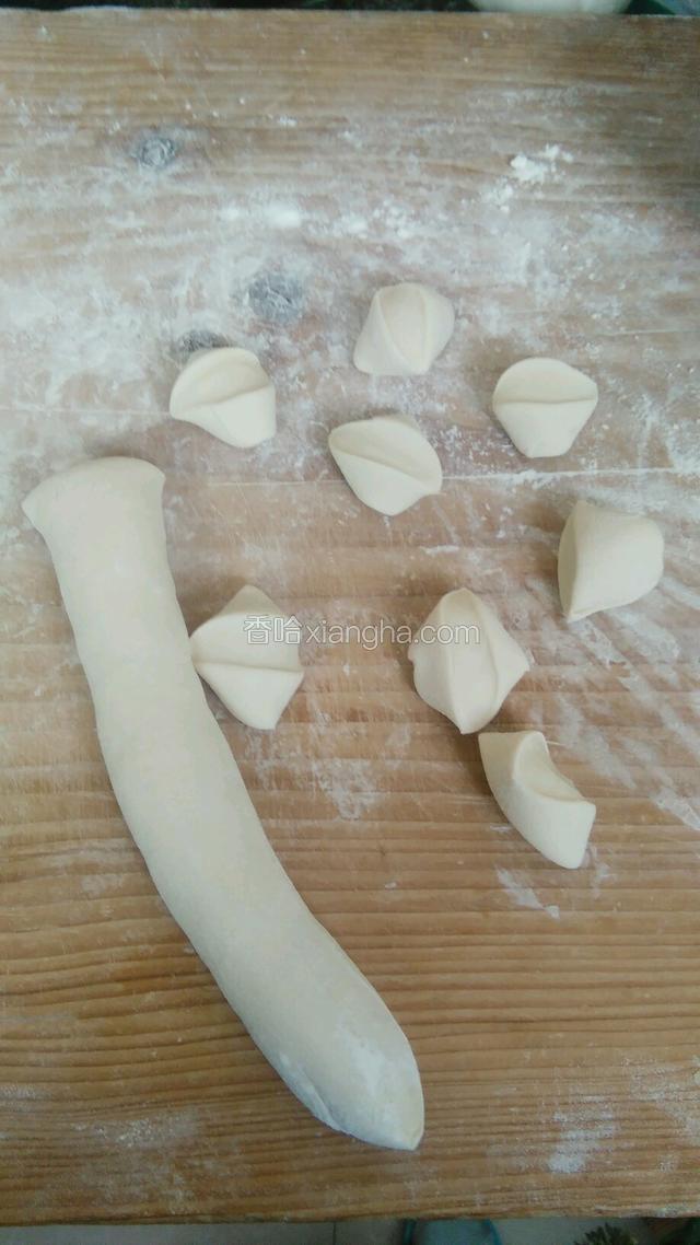 面先搓成条，在切成小纪子。