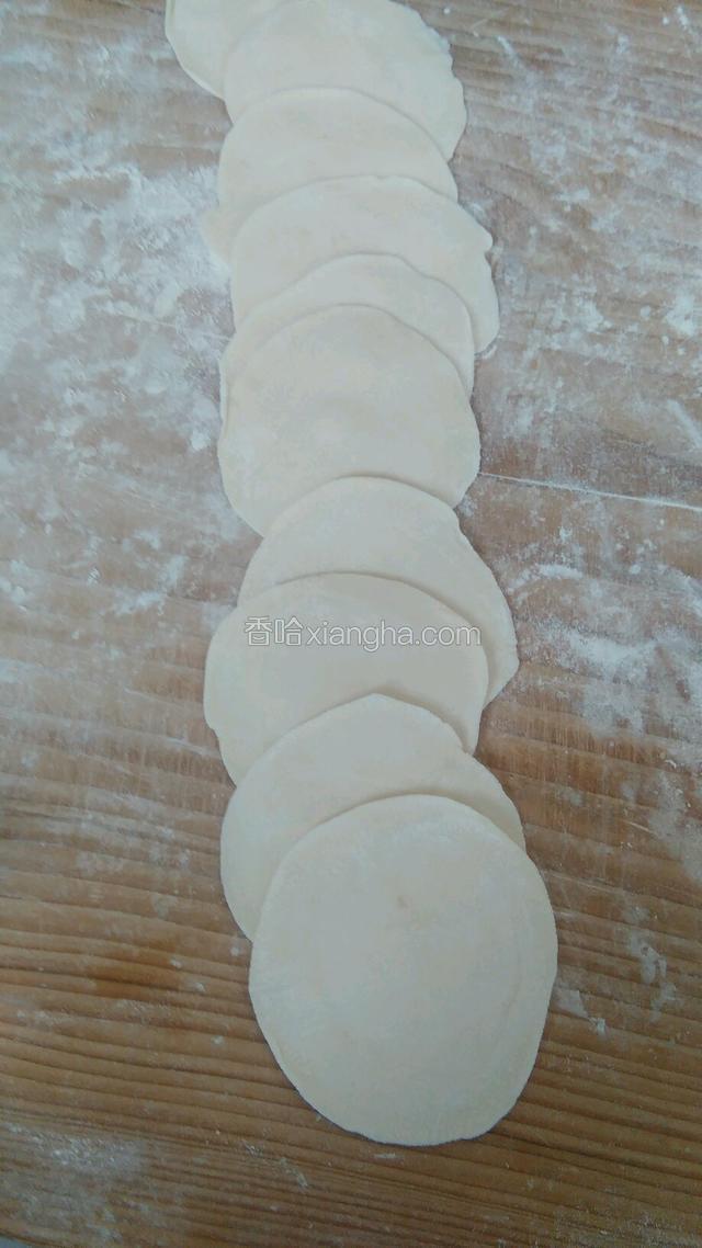 擀成面皮。