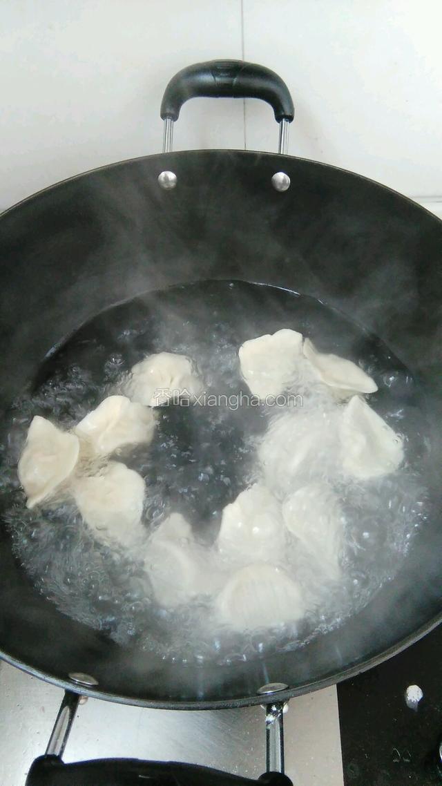 锅内烧开水，煮饺子吧。