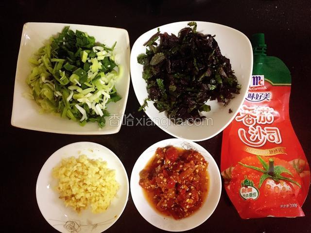 腌制鱼的空闲把所有食材都切好备用